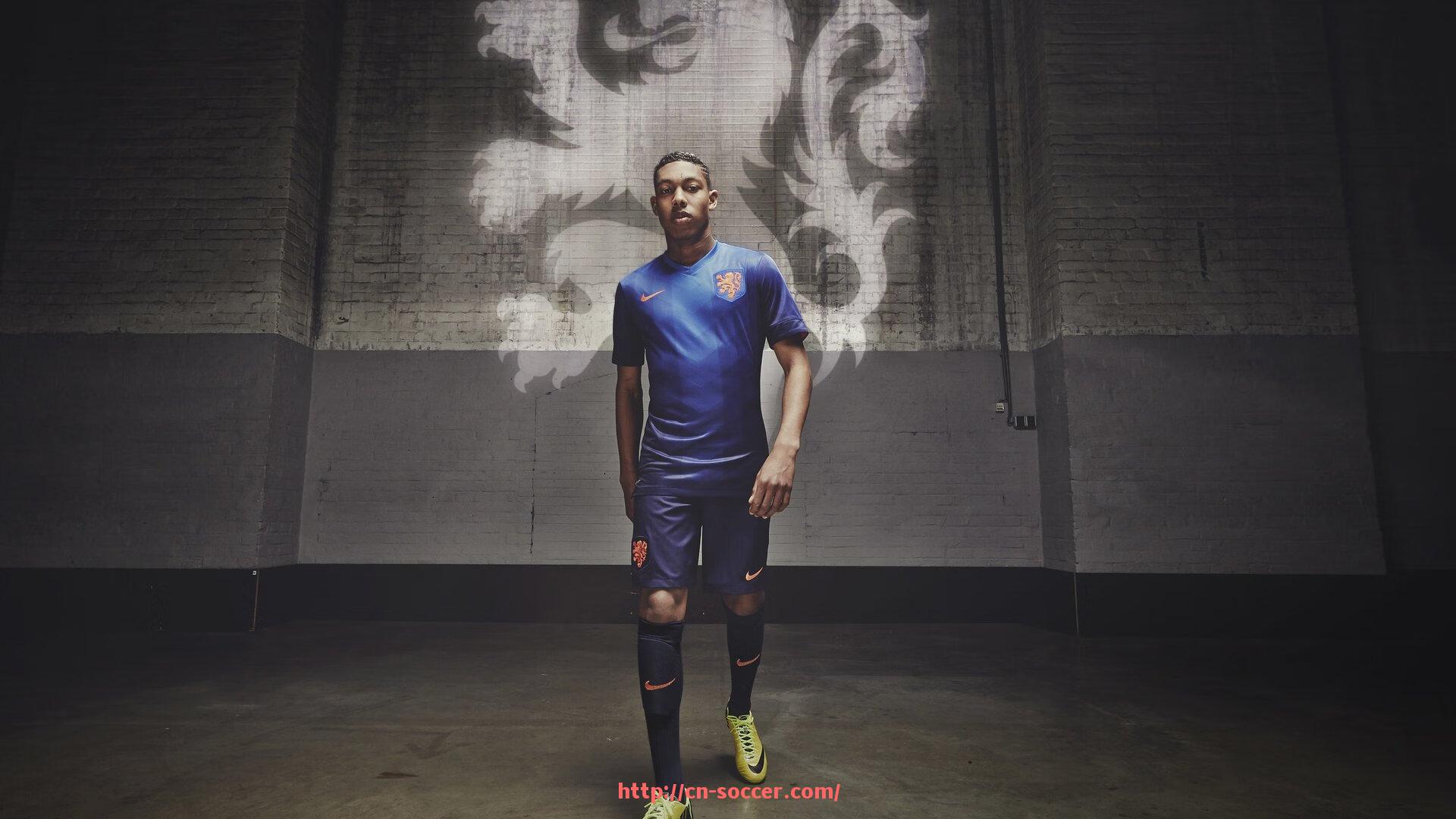 足球直播-米兰欧冠臂章设计变迁及历史意义解析